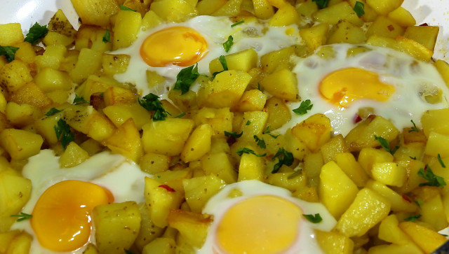 Pan-Fried Garlic Potatoes with Eggs