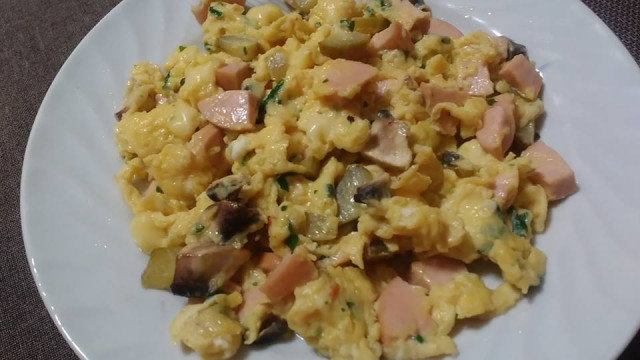 Scrambled Eggs with Sausage and Mushrooms