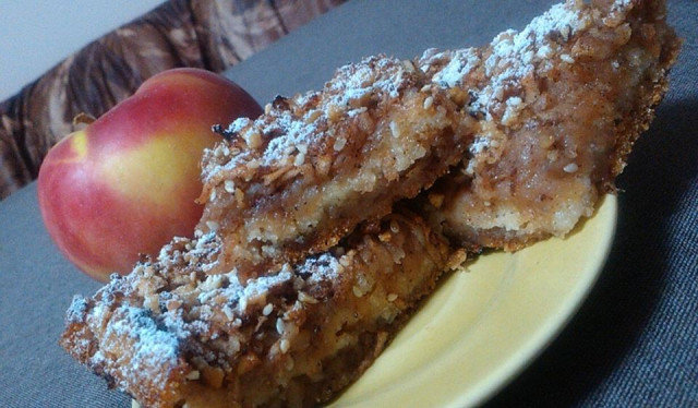 Lean Cake with Apples, Semolina and Nuts