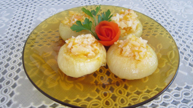 Stuffed Onions with a Lean Stuffing