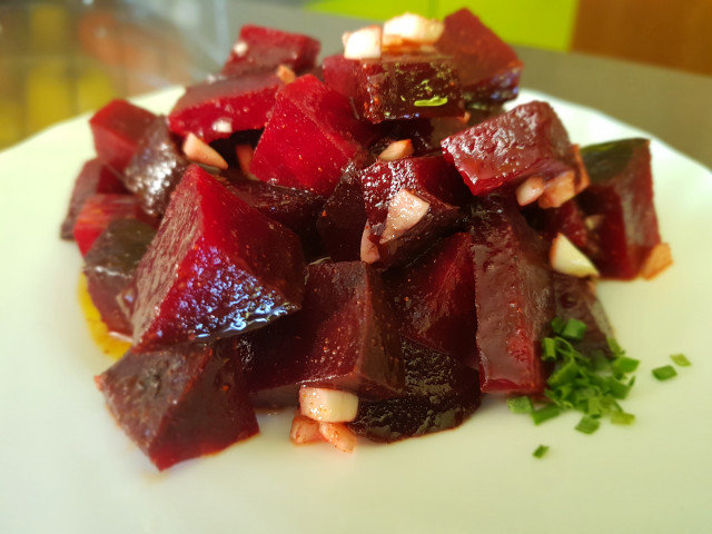 Salad with Beetroots and Garlic