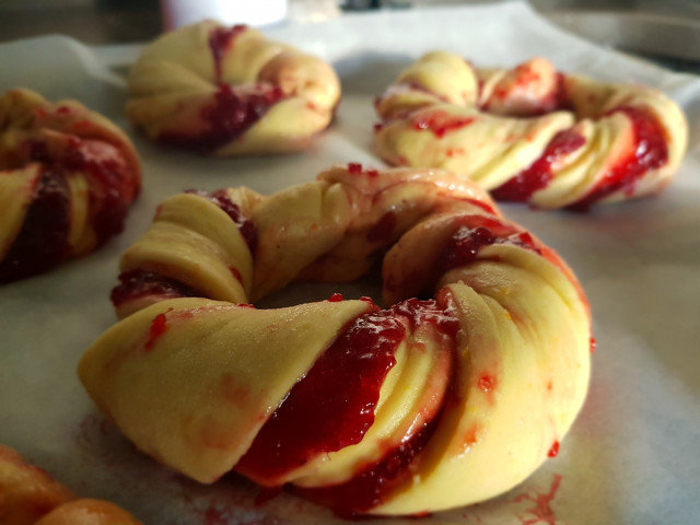 Raspberry Christmas Pretzels