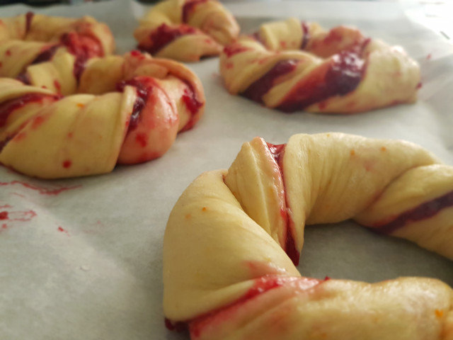 Raspberry Christmas Pretzels