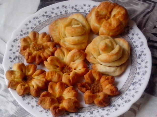 Rosettes with Ready-Made Dough