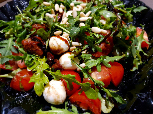 Salad with Arugula, Baby Mozzarella and Sun-Dried Tomatoes