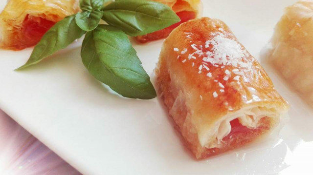 Syruped Phyllo Pastry Rolls with Turkish Delight