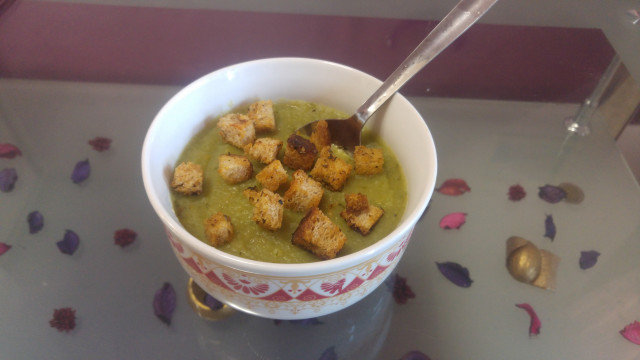 Spinach Cream Soup with Croutons