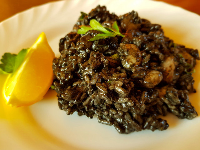 Black Paella (Paella negra de marisco)