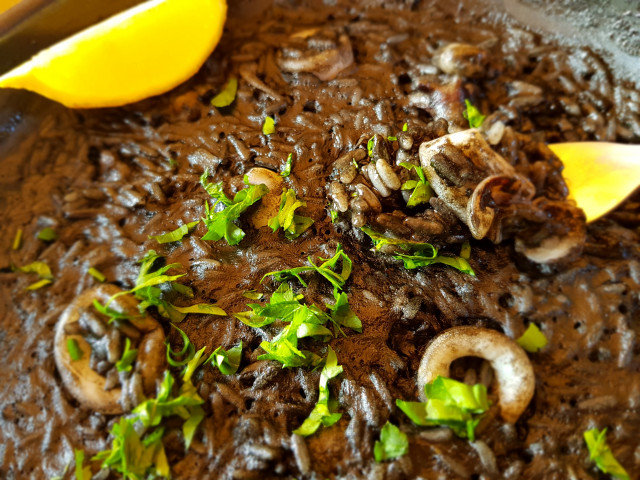 Black Paella (Paella negra de marisco)