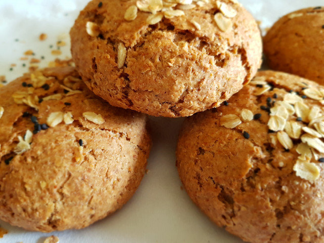 Light Bread Buns with Oats