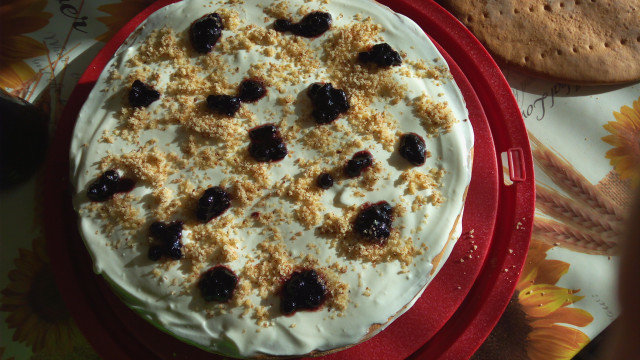 French Country-Style Cake with Strained Yoghurt