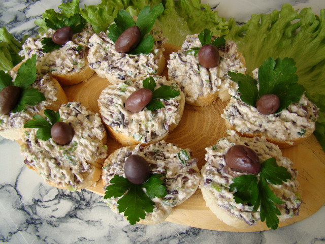 Light Pâté with Olives and Cottage Cheese
