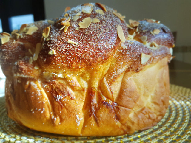 Fluffy Easter Bread with Almonds