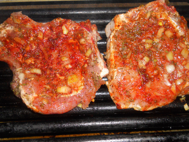 Marinated Steaks with Olive Oil, Onion and Garlic