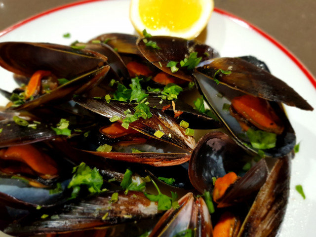 Stewed Mussels with Spring Onions