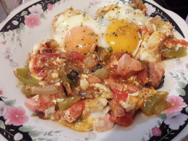 Pan Fried Eggs with Tomatoes and Peppers