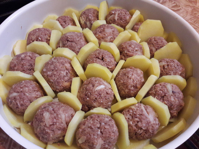 Nicely Arranged Meatballs with Potatoes and Cream