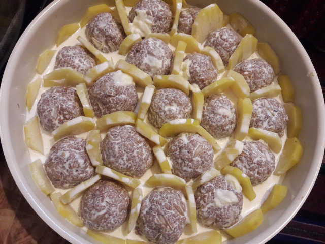 Nicely Arranged Meatballs with Potatoes and Cream