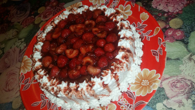 Cream Cake with Strawberries