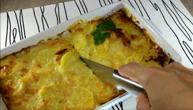 Casserole with Potatoes, Bacon and Cream