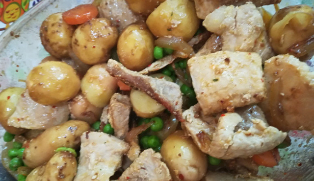 Oven-Baked Pork with Peas and Potatoes