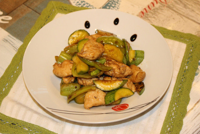 Quick Chinese-Style Chicken with Peppers and Zucchini