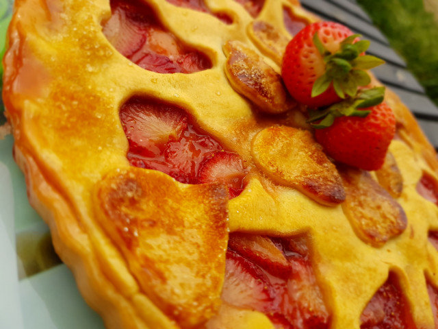 Strawberry Pie with Vanilla Flavor