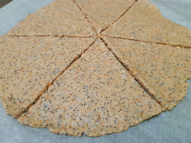 Whole Grain Crackers with Sesame Seeds and Flaxseed