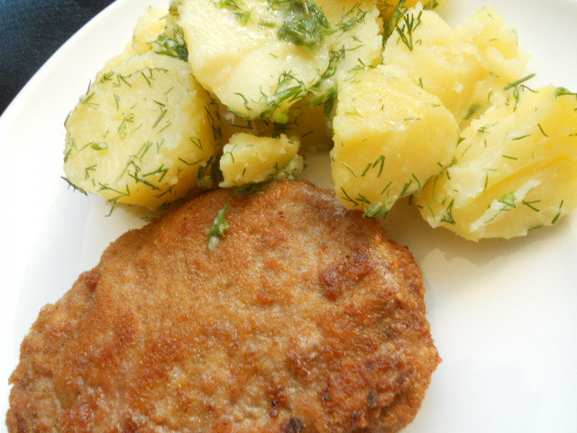 Minced Meat Schnitzels with Steamed Potatoes