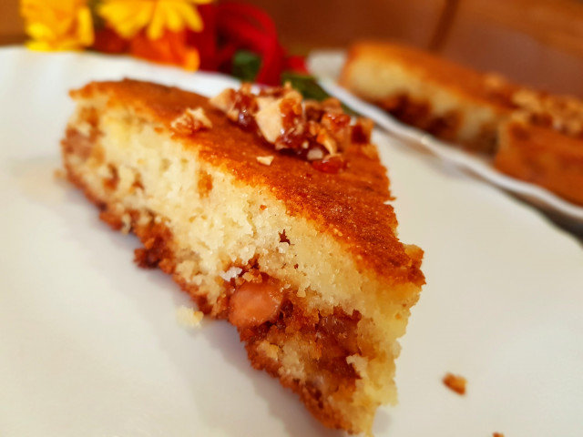 Cake with Semolina and Caramelized Almonds