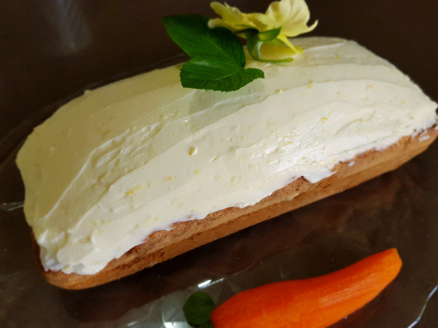 Sponge Cake with Carrots and Cream Cheese
