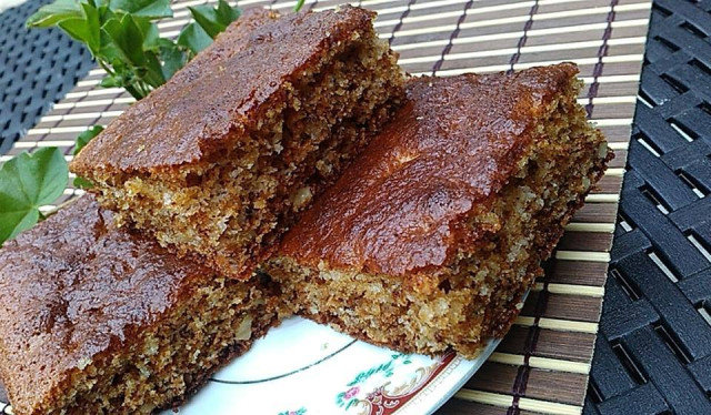 Sponge Cake with Walnuts, Honey and Butter