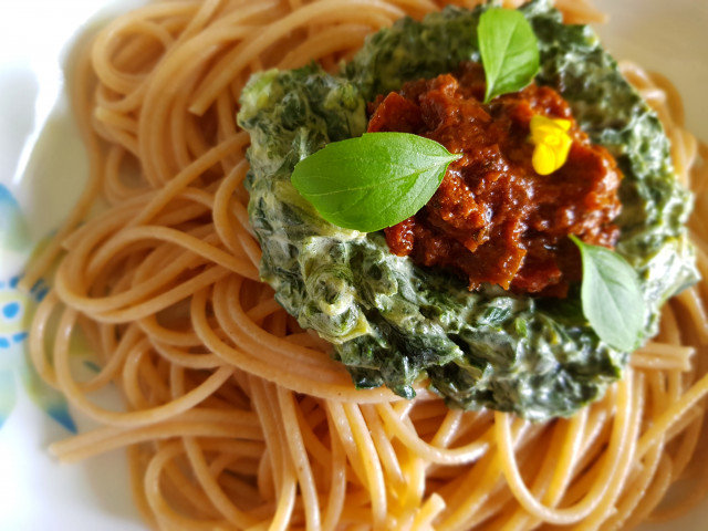 Healthy Wholegrain Spaghetti with Sundried Tomatoes and Spinach