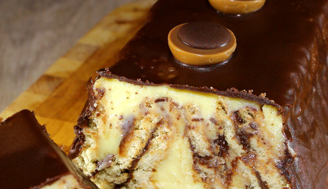 Biscuit Cake with Pudding and Chocolate Spread