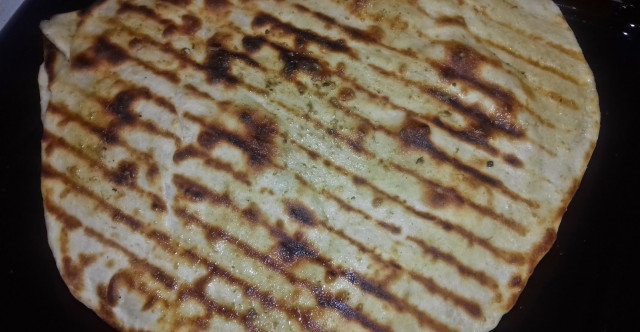 Quick Grilled Pita Bread with Garlic Butter