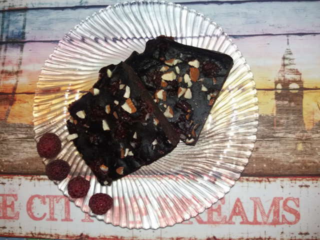 Chickpea Brownie with Raspberries