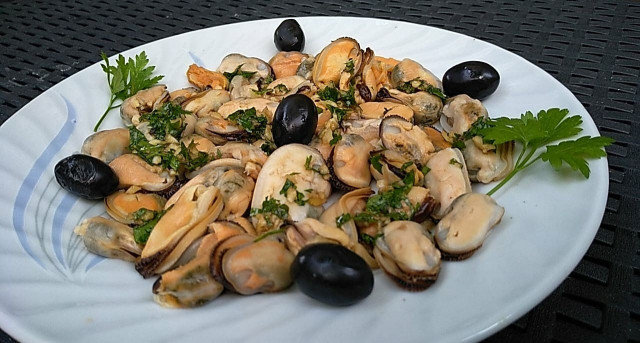 Mussel Salad with Garlic and Parsley