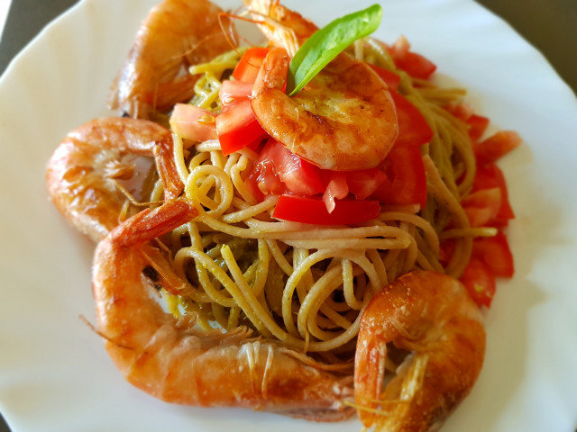 Whole Wheat Pasta with Tomatoes and Shrimp