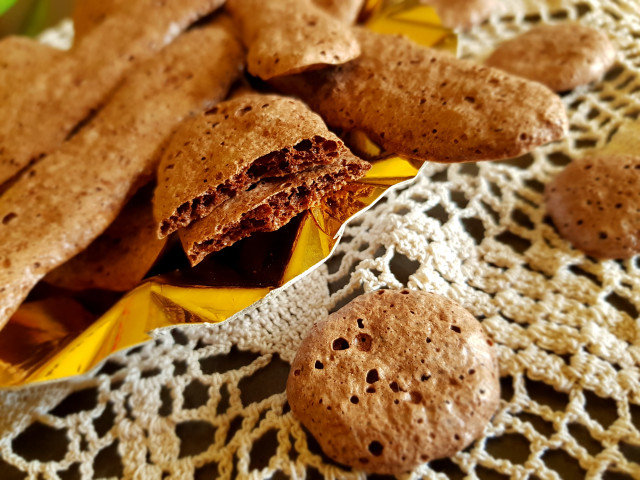Meringue Chocolate Bites