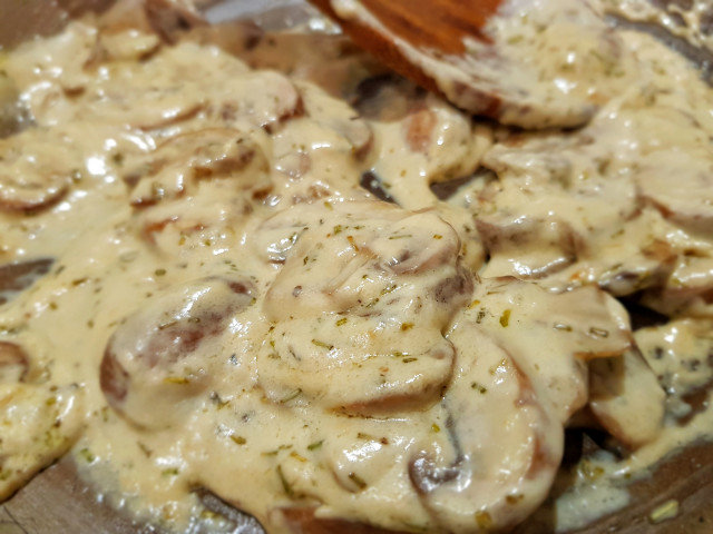 Lamb Neck Slices with Mushrooms and Cream