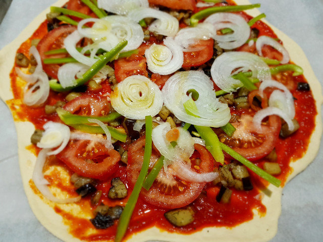 Pizza with Eggplant, Onions and Tomatoes