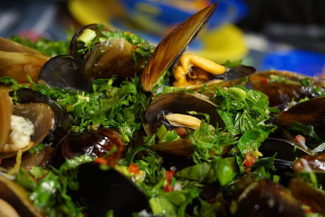 Aromatic Mussels with Garlic, Wine and Parsley