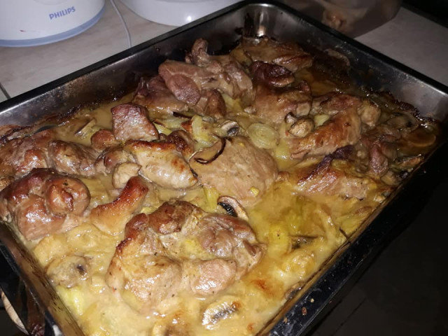 Pork with Onions and Mushrooms in Cream Sauce