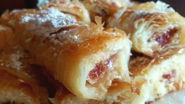 Syruped Phyllo Pastry Rolls with Turkish Delight