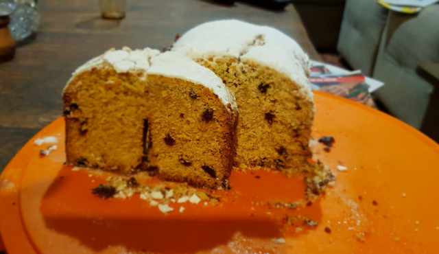 Sponge Cake with Raisins in a Bread Machine