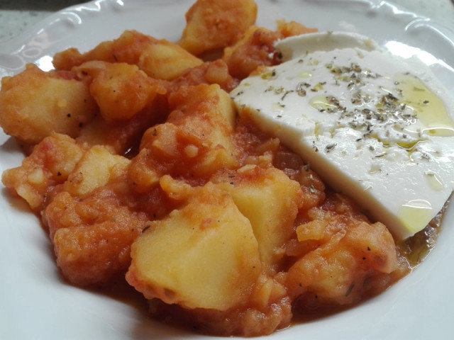Greek Potato Stew (Пatates Yiaxvi)