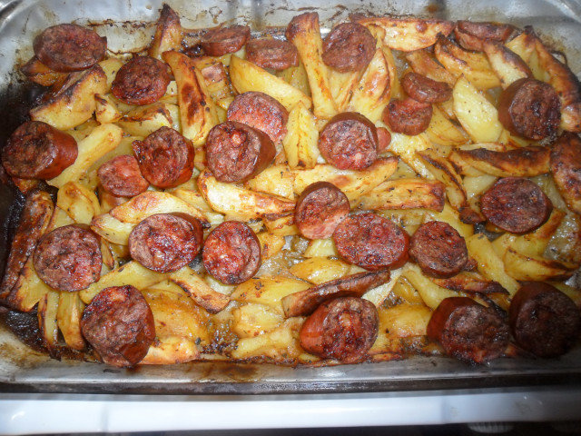 Aromatic Potatoes with Sausages
