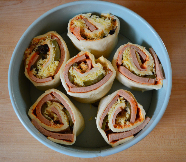 Closed Puff Pastry Pizza Roll