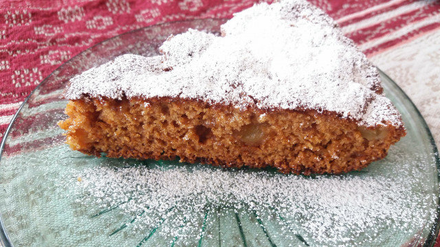 Sponge Cake with Whole Grain Flour and Apples