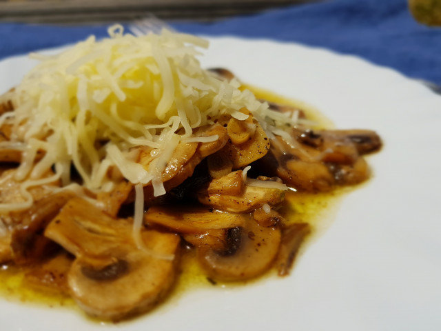 Pan-Fried Mushrooms with Garlic and Yellow Cheese